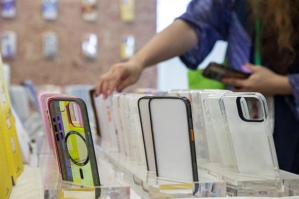 小心了!几块钱的手机壳可能有毒或致肾衰竭:选不对等于手抓毒源