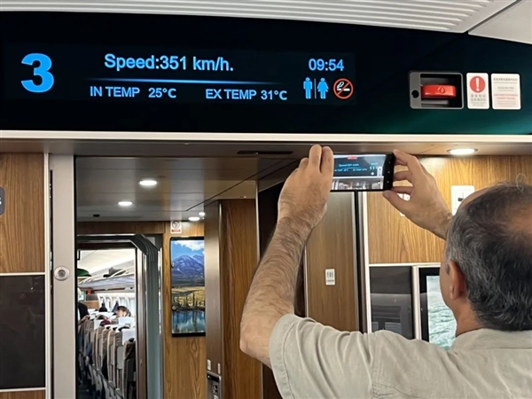 270多名老外体验中国高铁时速350公里的“贴地飞行”