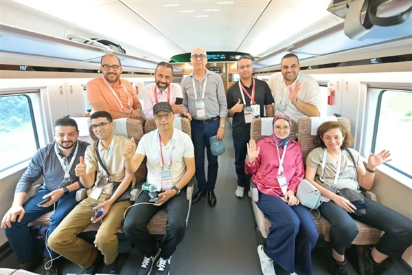 270多名老外体验中国高铁时速350公里的“贴地飞行”