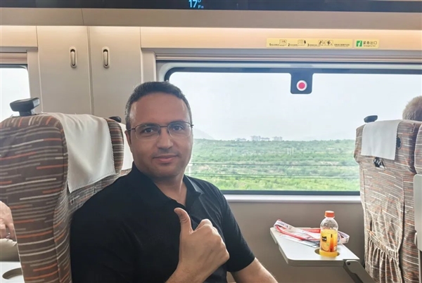 270多名老外体验中国高铁时速350公里的“贴地飞行”