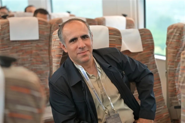 270多名老外体验中国高铁时速350公里的“贴地飞行”