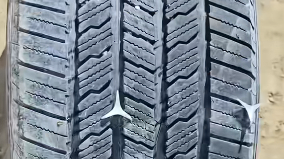 甘肃一公路上“3车12胎被扎” 官方通报：两人蓄意报复被抓