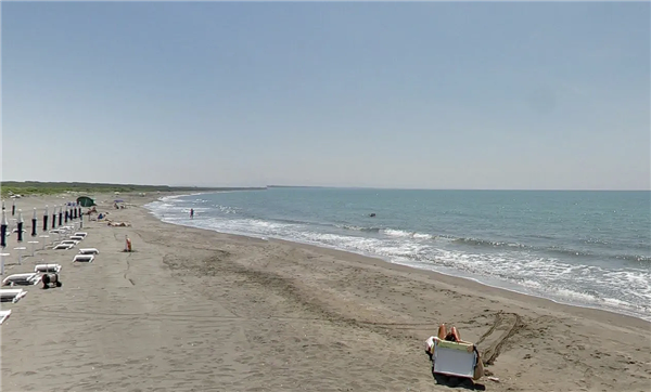 意大利少年海边挖沙洞不慎将自己活埋40分钟：当场身亡