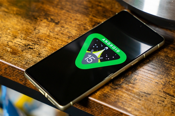 村民捞手机索要1500元未果又扔水里:有本事自己捞去