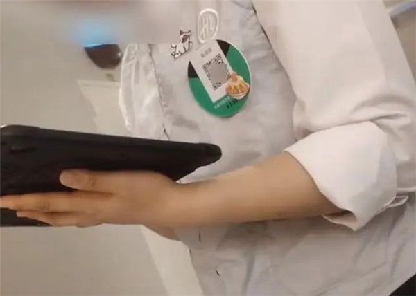 海底捞服务员戴打赏二维码 品牌方回应