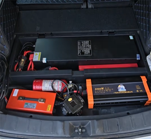 男子自己动手把燃油车改成新能源：熄火能吹空调 还能外放电