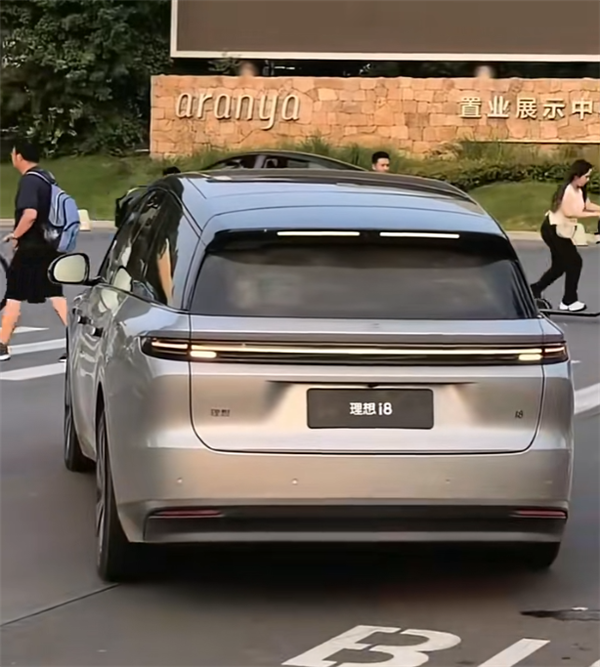 理想i8实车阿那亚街头实拍：熏黑下压车顶、L系同款尾灯