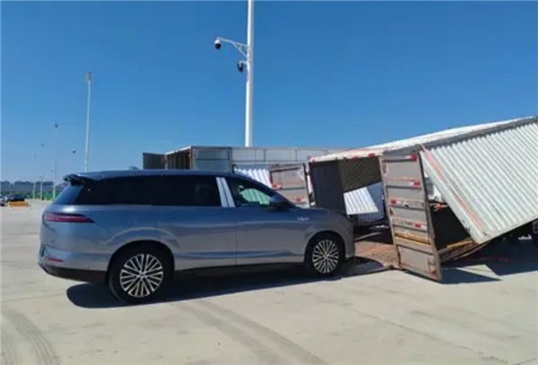 预计售价40万级:腾势N8L无伪实车曝光:定位为插电混动大型SUV