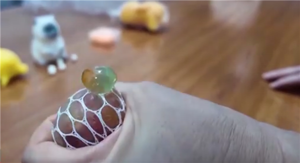 当心有毒!11款“捏捏乐”100%检出甲醛等成分