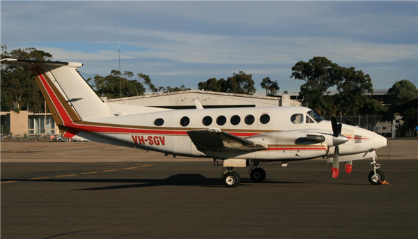 英国一小飞机起飞时坠毁：现场燃起巨大火球 伤亡不明