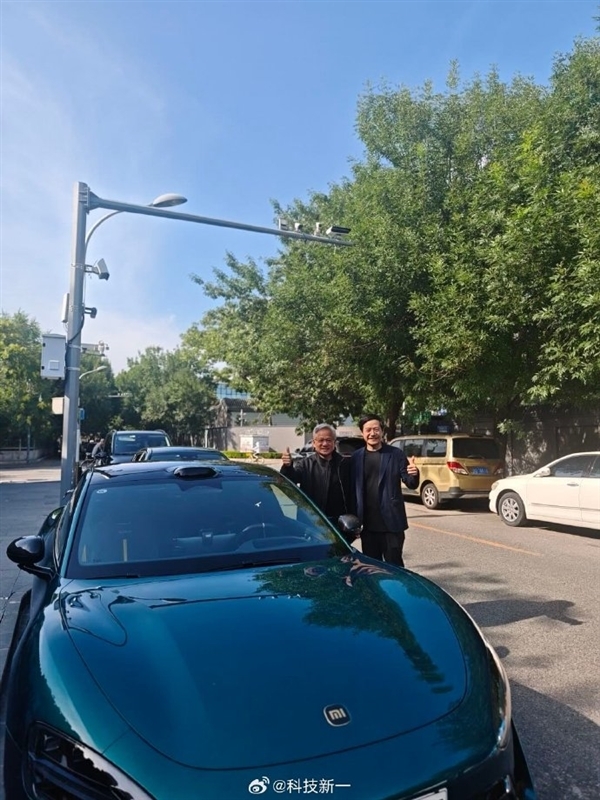 气温35度黄仁勋穿皮衣雷军穿西装合影  网友:“富人”普遍夏天穿的厚 冬天穿的薄