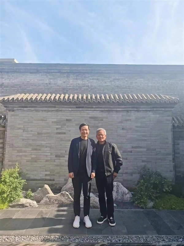 气温35度黄仁勋穿皮衣雷军穿西装合影  网友:“富人”普遍夏天穿的厚 冬天穿的薄