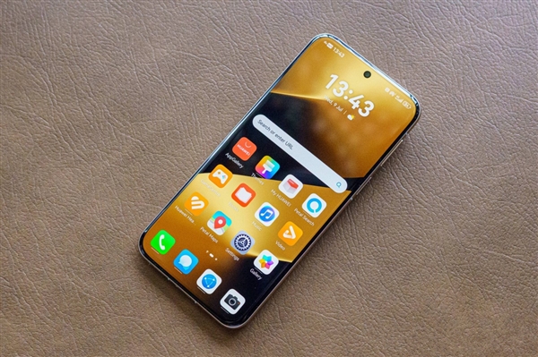 余承东演示华为Pura 80 Pro+吹灭蜡烛：再现发布会名场面