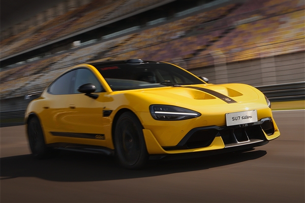 博主将小米SU7 Ultra开到英国：无数老外围观拍照提问