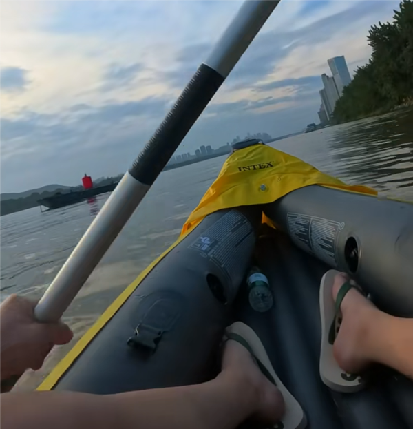 男子划船下班 25分钟车程划了3小时!家人:划得很好 下次别划了