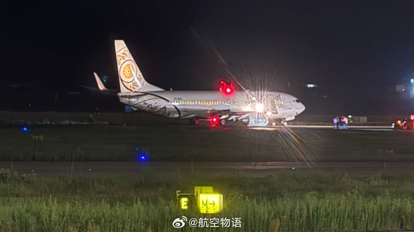 缅甸一波音737客机降落昆明后主起落架折断 趴窝在跑道