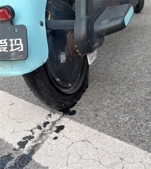 西安热得电动自行车轮胎都化了 网友：这真成热熔胎了