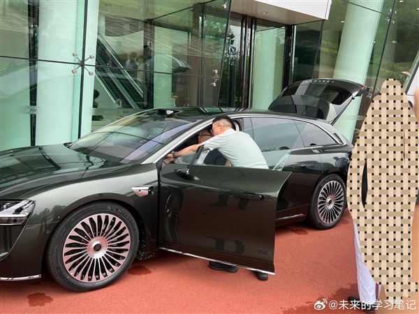 鸿蒙智行最高颜值车!余承东体验享界S9T:细节非常多