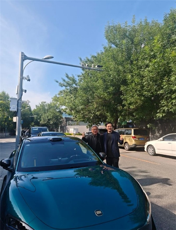 黄仁勋来华首次回应大热天穿皮夹克:只有一套西装 没来得及干洗