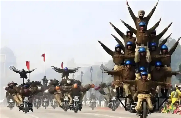 5位精神小伙无视安全上演“印度绝技”!电动车:为我发声