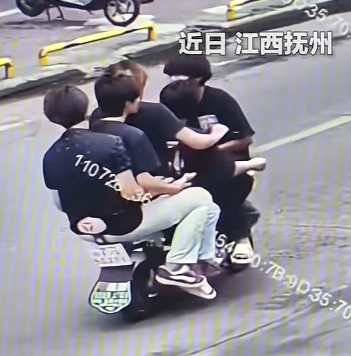 5位精神小伙无视安全上演“印度绝技”!电动车:为我发声