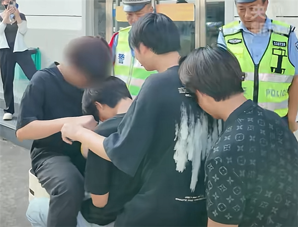 5位精神小伙无视安全上演“印度绝技”!电动车:为我发声