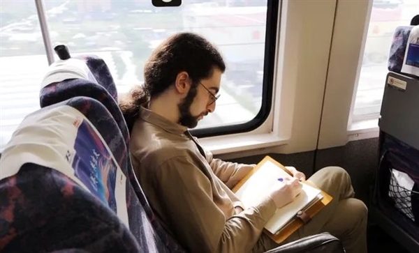 伊朗小哥每天坐中国高铁通勤：工作人员都认识我了