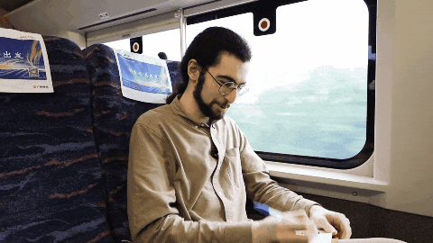 伊朗小哥每天坐中国高铁通勤：工作人员都认识我了