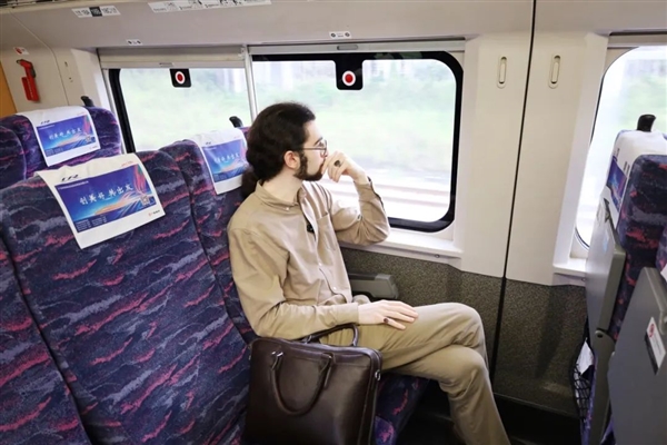 伊朗小哥每天坐中国高铁通勤：工作人员都认识我了