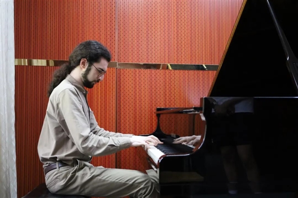 伊朗小哥每天坐中国高铁通勤：工作人员都认识我了