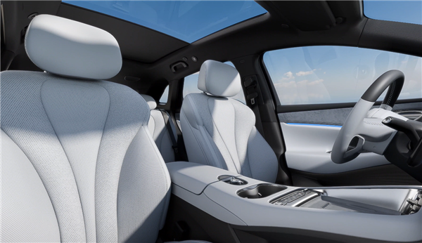 比亚迪全新中型SUV 海狮06内饰官图发布：黑白双拼中国风