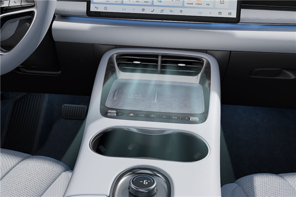 比亚迪全新中型SUV 海狮06内饰官图发布：黑白双拼中国风