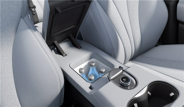 比亚迪全新中型SUV 海狮06内饰官图发布：黑白双拼中国风