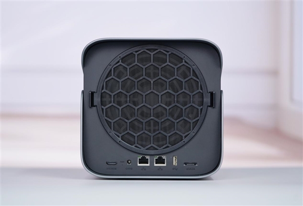 四盘位NAS天花板!极空间Z4Pro+性能版图赏