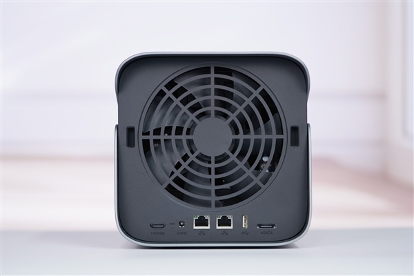 四盘位NAS天花板!极空间Z4Pro+性能版图赏