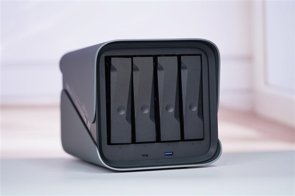 四盘位NAS天花板!极空间Z4Pro+性能版图赏