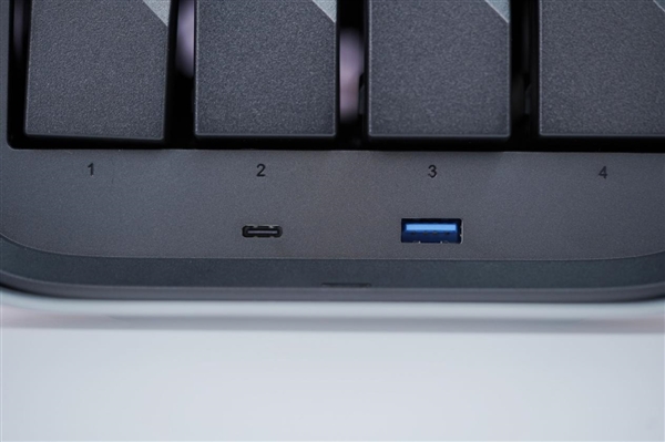 四盘位NAS天花板!极空间Z4Pro+性能版图赏