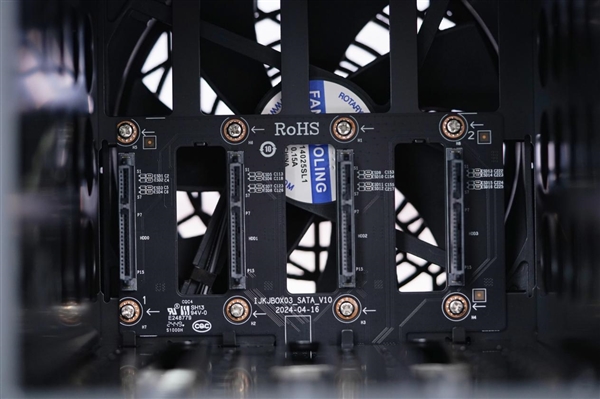 四盘位NAS天花板!极空间Z4Pro+性能版图赏