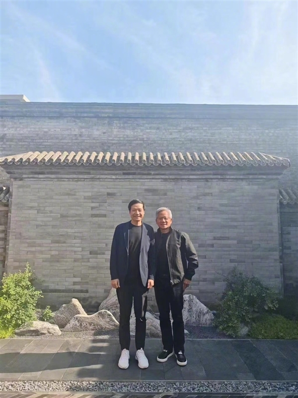 黄仁勋雷军合照曝光:二人肩并肩 面带微笑