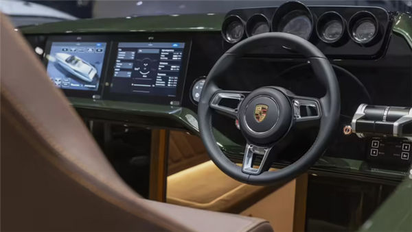 保时捷跨界下海!保时捷电动艇92km/h刷新海上速度记录