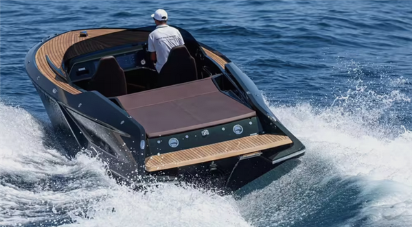 保时捷跨界下海!保时捷电动艇92km/h刷新海上速度记录