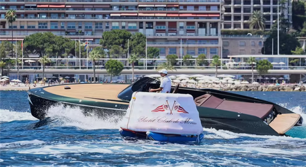 保时捷跨界下海!保时捷电动艇92km/h刷新海上速度记录