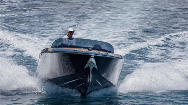 保时捷跨界下海!保时捷电动艇92km/h刷新海上速度记录