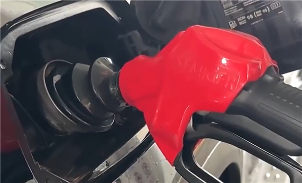 别克44升油箱加了58升油 加油站员工:正常 44升不是最大油量