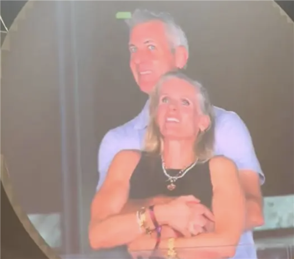 科技公司CEO出轨女下属 演唱会上搂抱被抓拍:双双遭停职