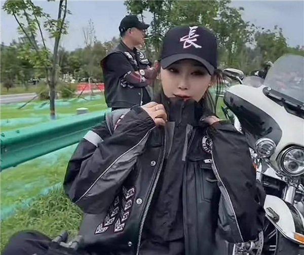 号称最美女骑！机车网红哈雷小姨车祸去世 头盔没戴好撞上隔离带：网友唏嘘
