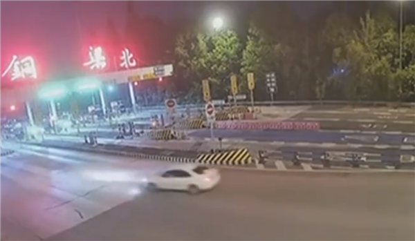 女子上高速后发现没油逆行去加油：罚款200元 记12分