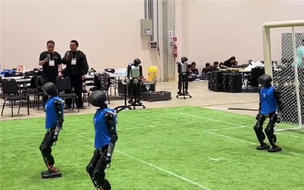 “机器人足球世界杯”历史突破 中国战队包揽冠亚军!