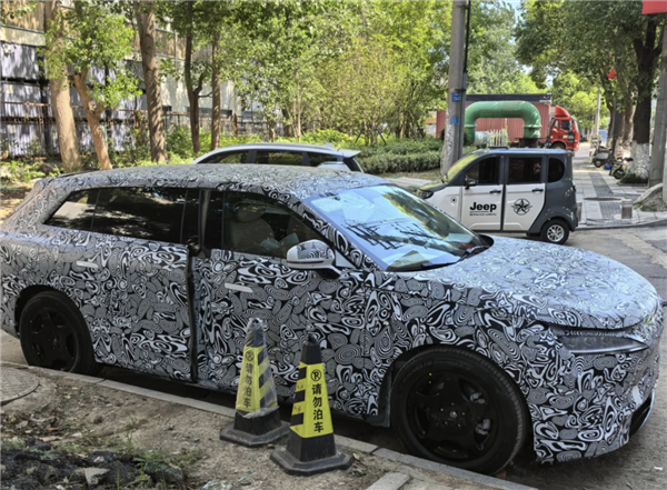 华为系又添新成员!智界SUV谍照曝光 年底还有R9大车登场