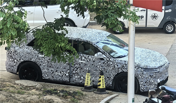 华为系又添新成员!智界SUV谍照曝光 年底还有R9大车登场